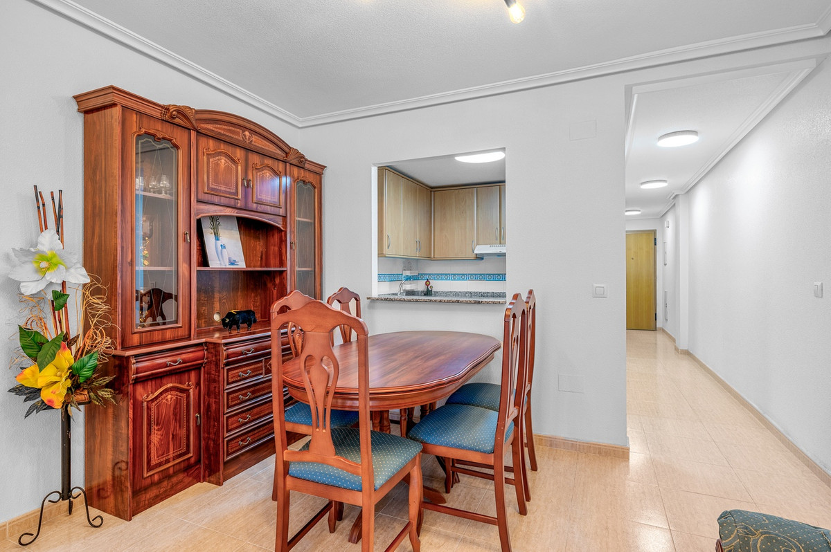 For sale - 2 Bedroom 1 Bathroom Apartment - Middle Floor Apartment in Torrevieja - Torrevieja Centro  - Alicante