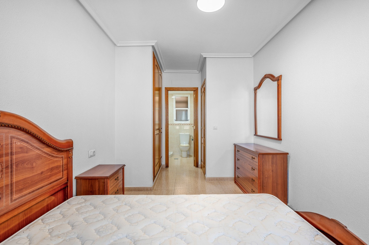 For sale - 2 Bedroom 1 Bathroom Apartment - Middle Floor Apartment in Torrevieja - Torrevieja Centro  - Alicante