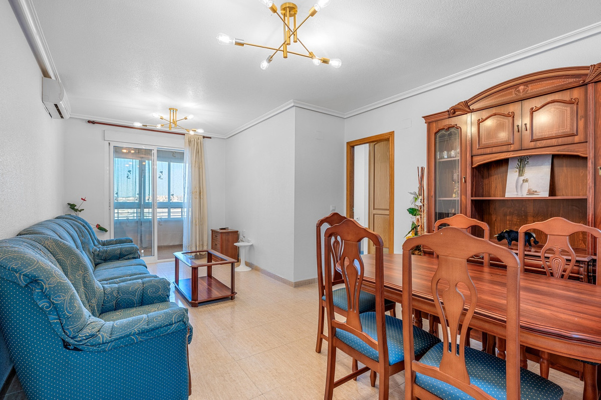 For sale - 2 Bedroom 1 Bathroom Apartment - Middle Floor Apartment in Torrevieja - Torrevieja Centro  - Alicante