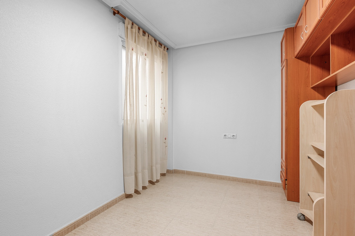 For sale - 2 Bedroom 1 Bathroom Apartment - Middle Floor Apartment in Torrevieja - Torrevieja Centro  - Alicante