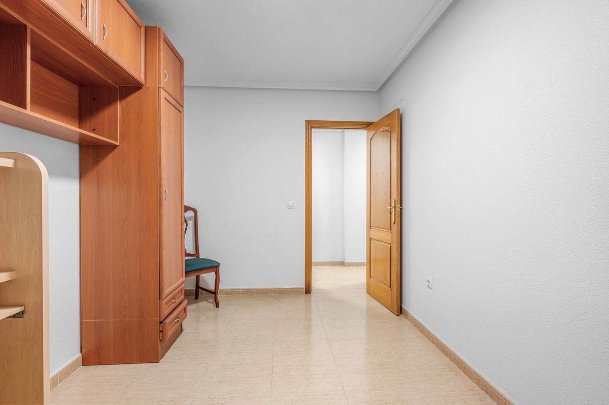 For sale - 2 Bedroom 1 Bathroom Apartment - Middle Floor Apartment in Torrevieja - Torrevieja Centro  - Alicante