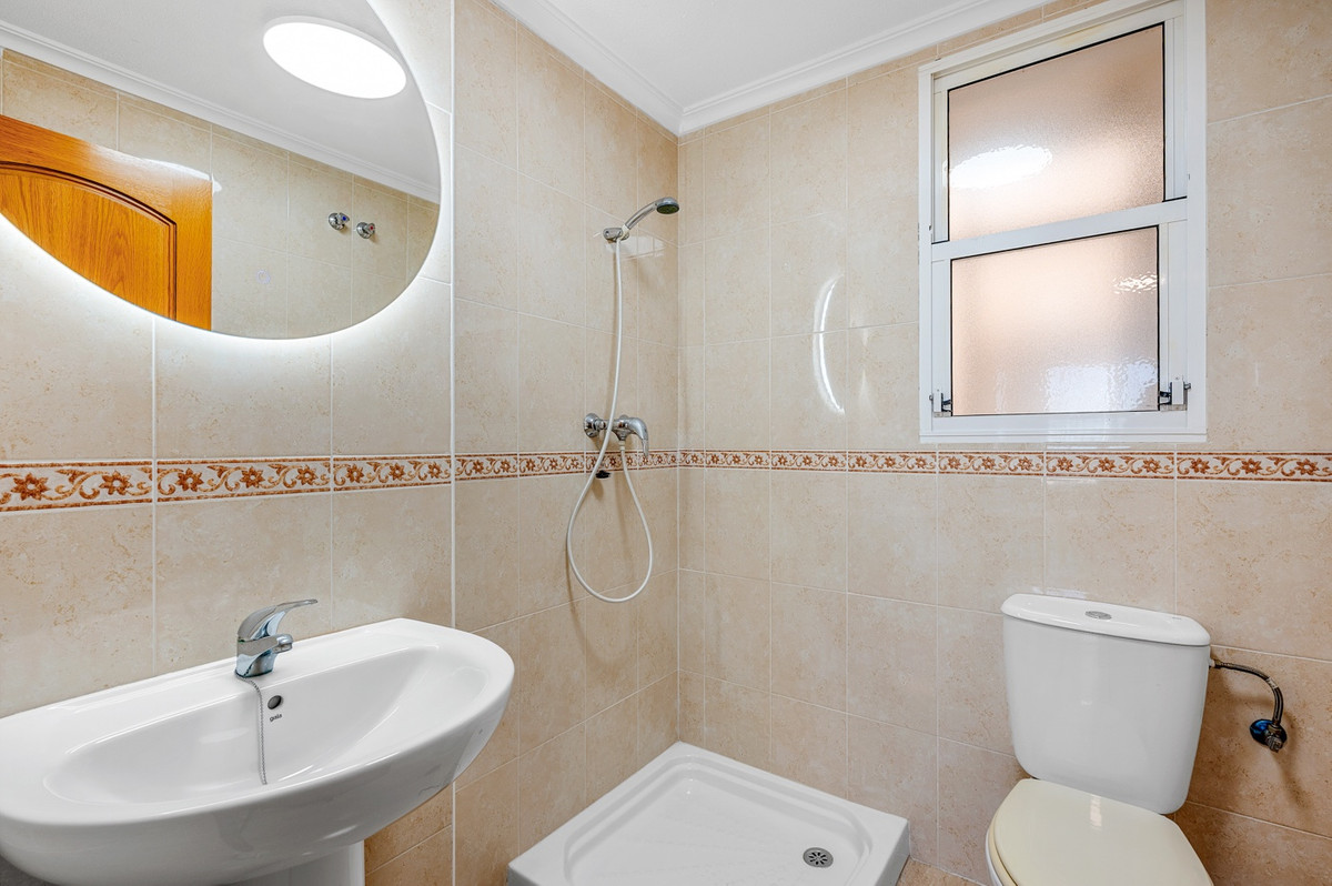 For sale - 2 Bedroom 1 Bathroom Apartment - Middle Floor Apartment in Torrevieja - Torrevieja Centro  - Alicante
