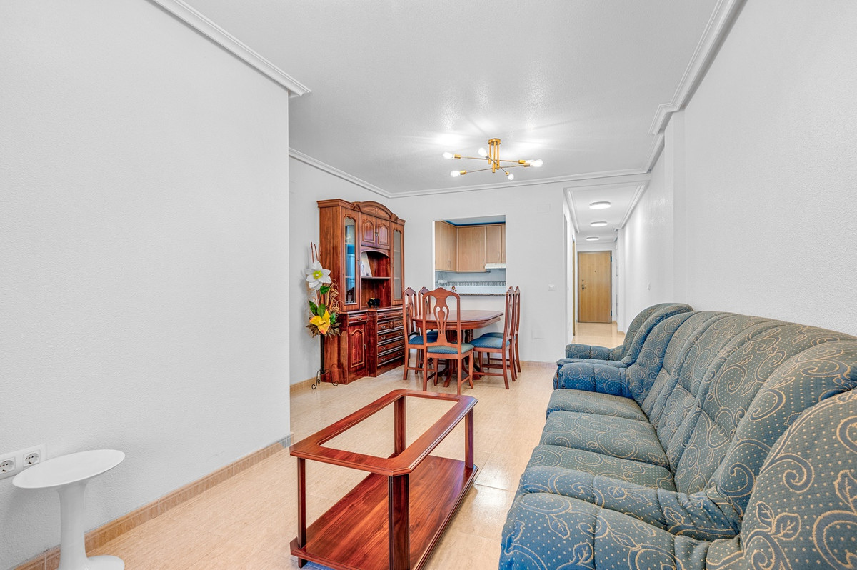 For sale - 2 Bedroom 1 Bathroom Apartment - Middle Floor Apartment in Torrevieja - Torrevieja Centro  - Alicante