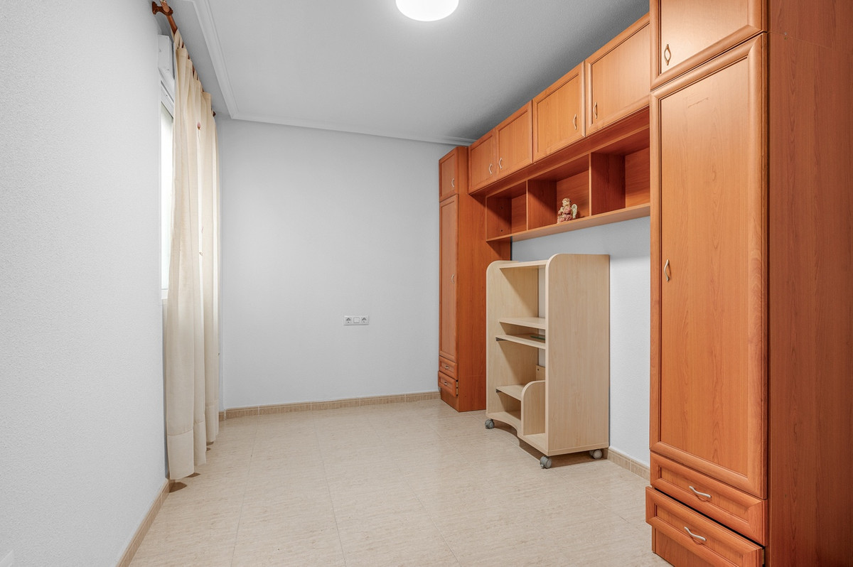 For sale - 2 Bedroom 1 Bathroom Apartment - Middle Floor Apartment in Torrevieja - Torrevieja Centro  - Alicante