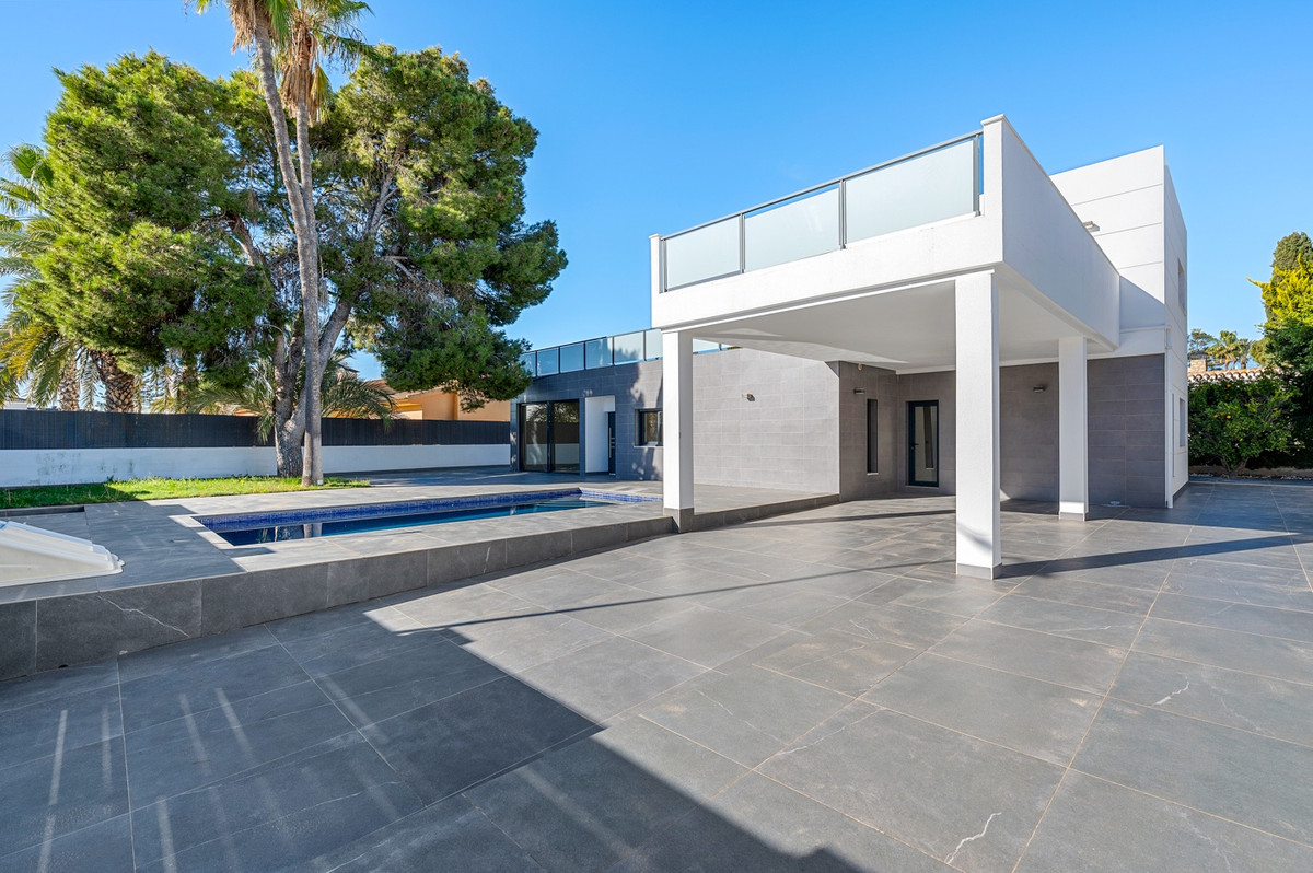 For sale - 4 Bedroom 3 Bathroom House - Detached Villa in Orihuela - Campoamor  - Alicante