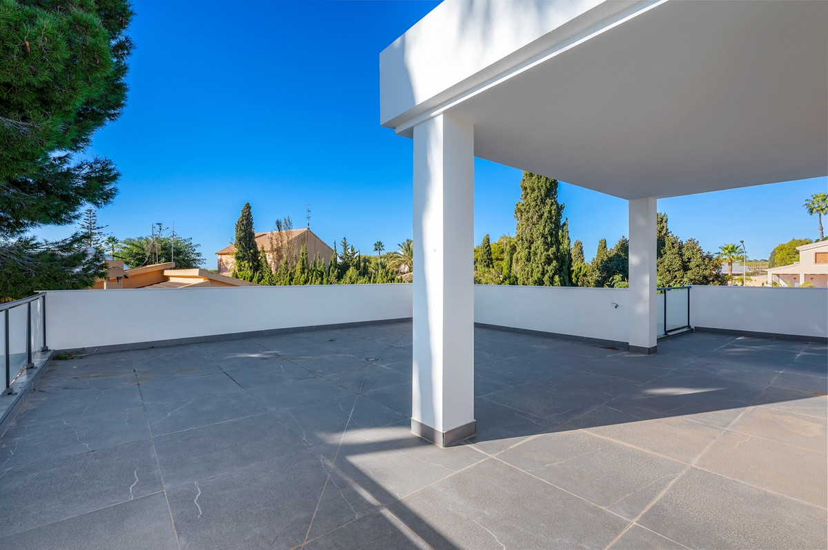 For sale - 4 Bedroom 3 Bathroom House - Detached Villa in Orihuela - Campoamor  - Alicante
