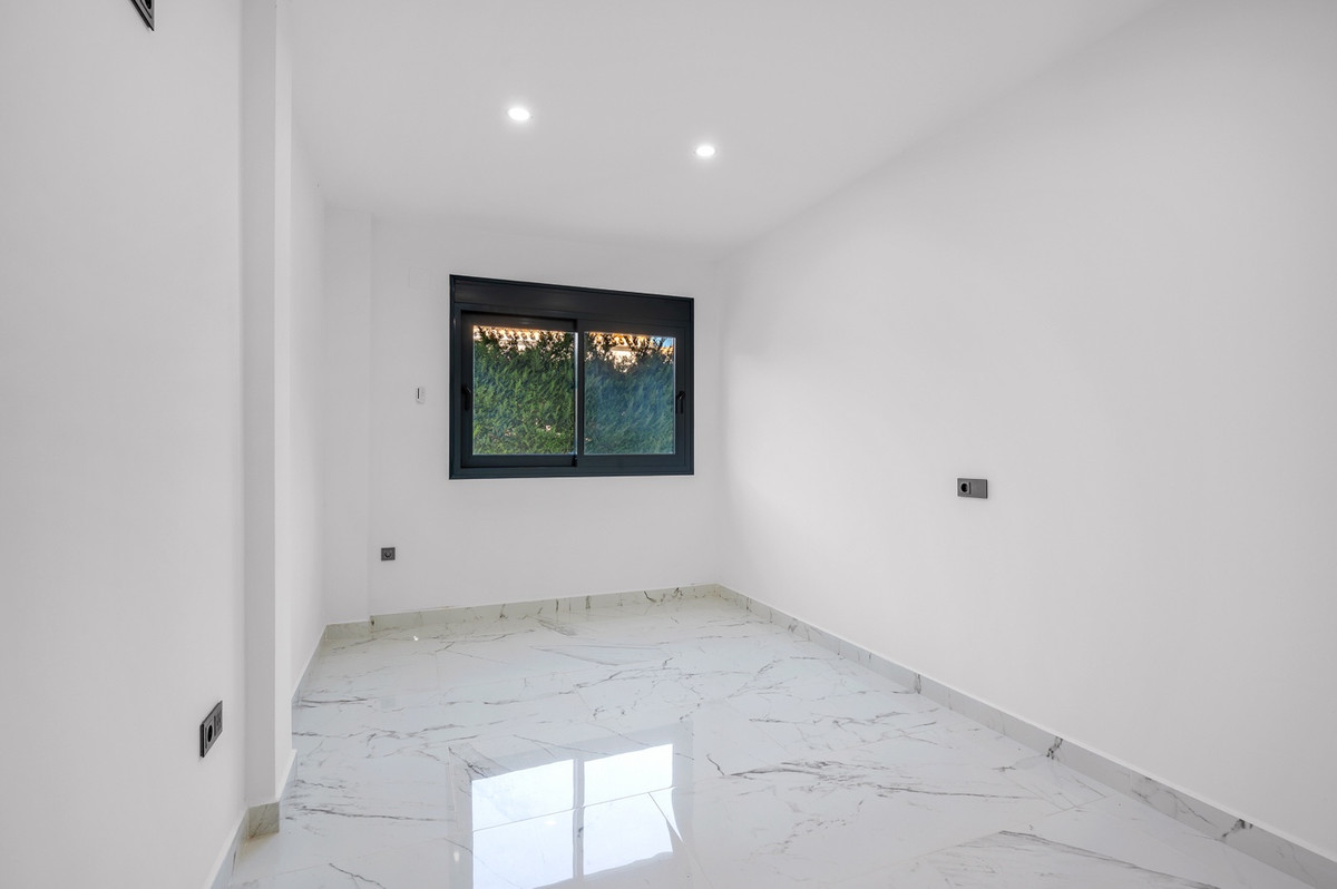 For sale - 4 Bedroom 3 Bathroom House - Detached Villa in Orihuela - Campoamor  - Alicante