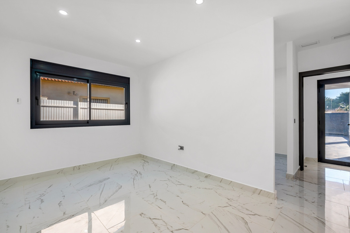 For sale - 4 Bedroom 3 Bathroom Modern Detached Villa in Cabo Roig - Campoamor  - Alicante