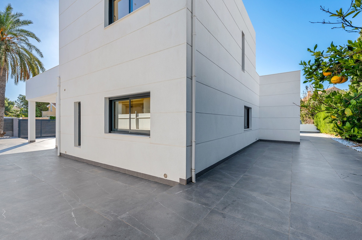 For sale - 4 Bedroom 3 Bathroom House - Detached Villa in Orihuela - Campoamor  - Alicante