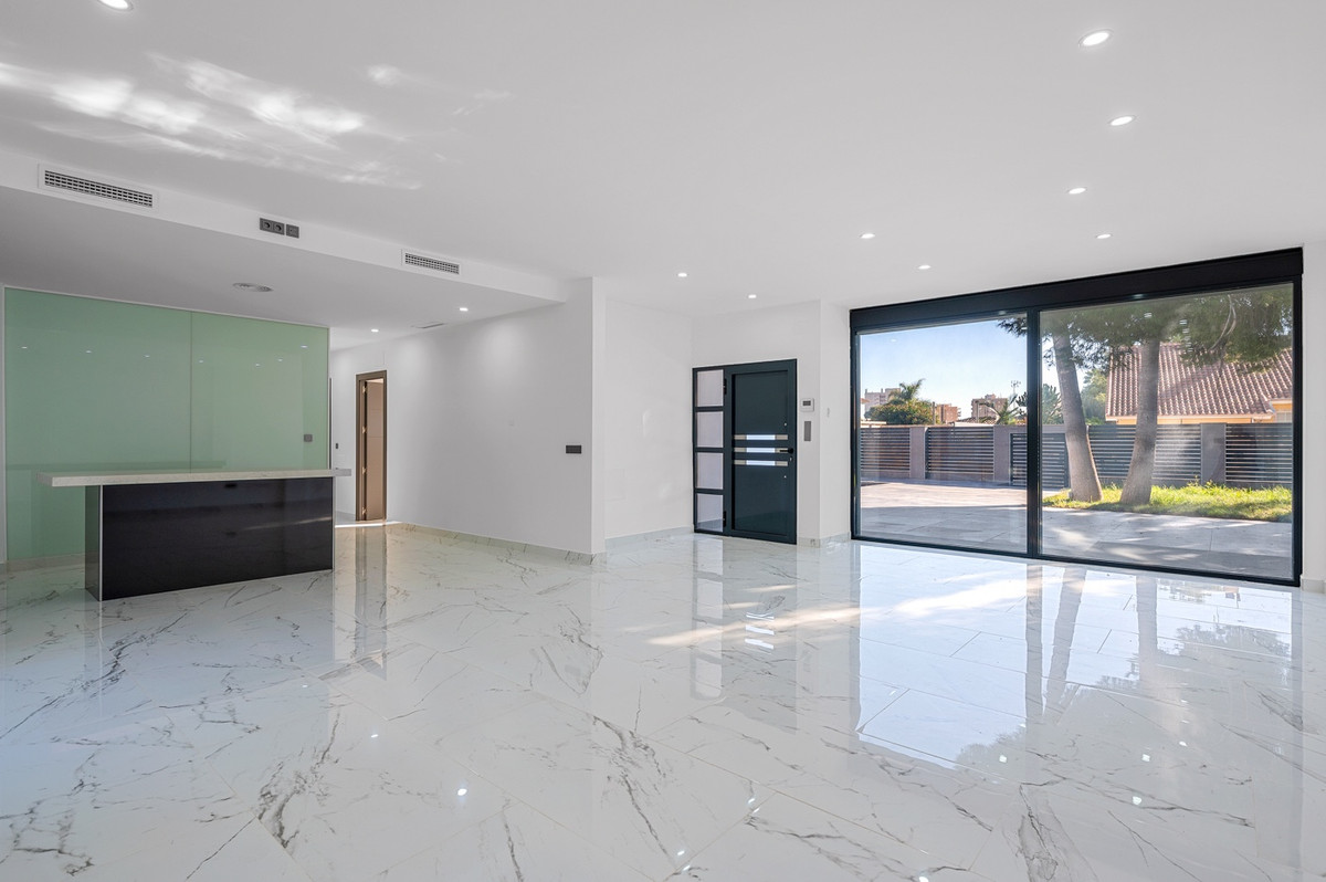 For sale - 4 Bedroom 3 Bathroom Modern Detached Villa in Cabo Roig - Campoamor  - Alicante