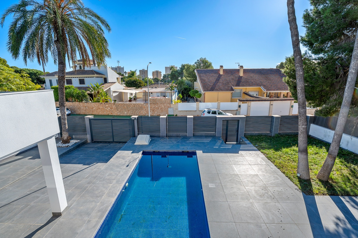 For sale - 4 Bedroom 3 Bathroom Modern Detached Villa in Cabo Roig - Campoamor  - Alicante
