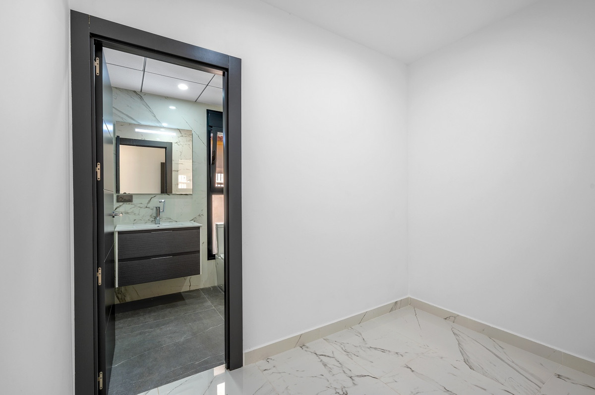 For sale - 4 Bedroom 3 Bathroom Modern Detached Villa in Cabo Roig - Campoamor  - Alicante