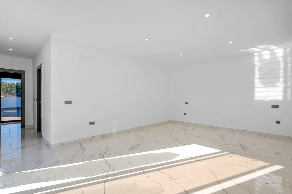 For sale - 4 Bedroom 3 Bathroom Modern Detached Villa in Cabo Roig - Campoamor  - Alicante