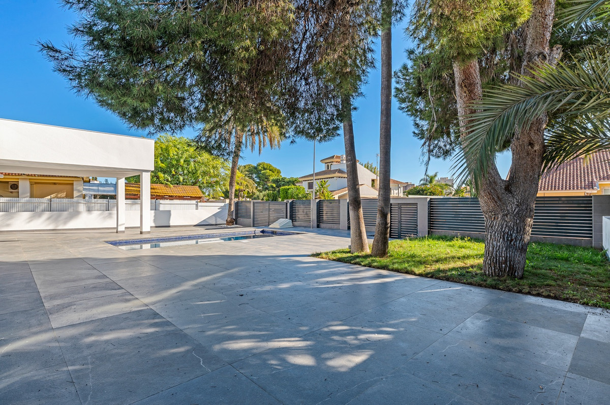 For sale - 4 Bedroom 3 Bathroom Modern Detached Villa in Cabo Roig - Campoamor  - Alicante