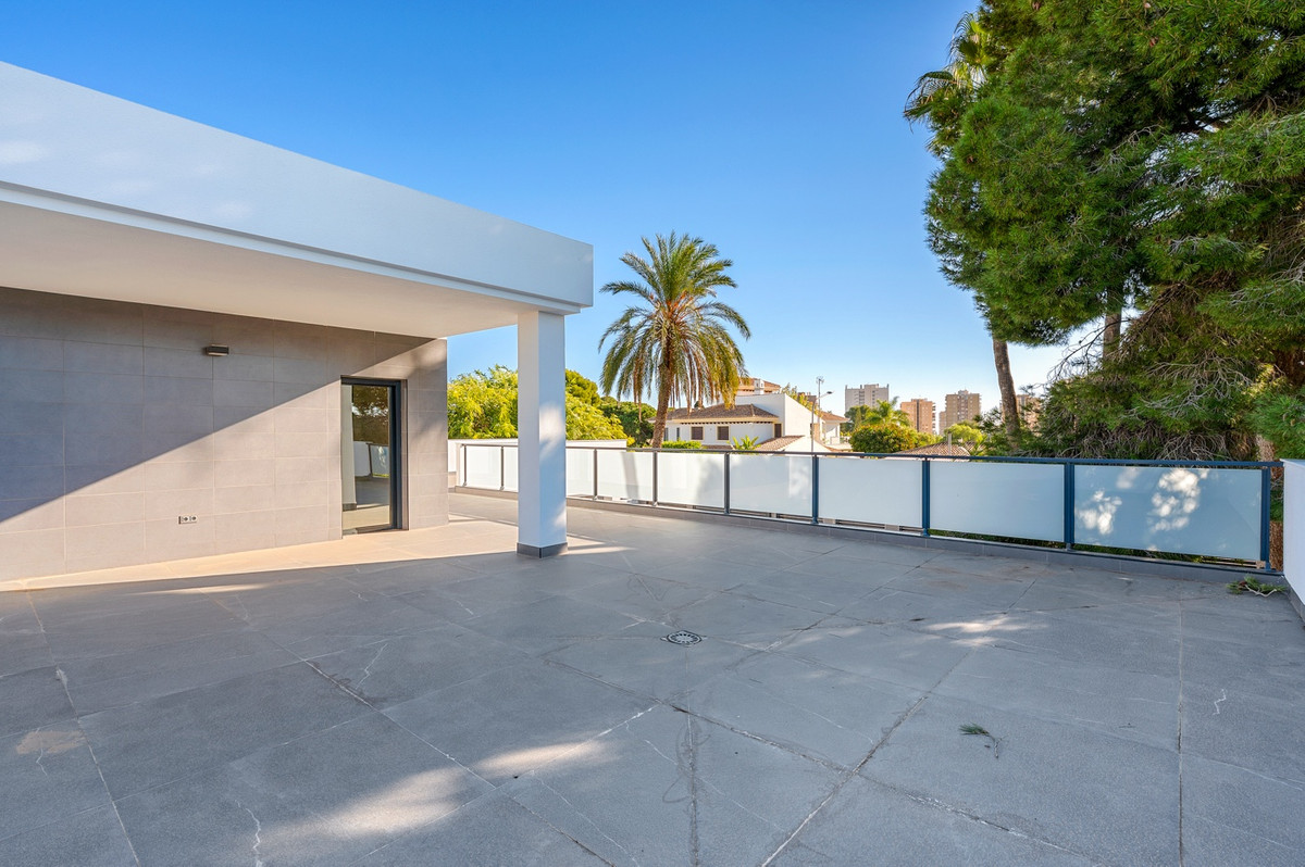 For sale - 4 Bedroom 3 Bathroom House - Detached Villa in Orihuela - Campoamor  - Alicante