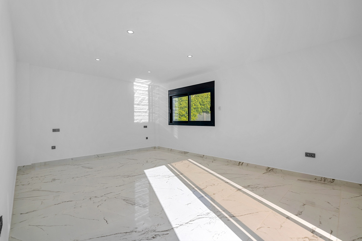 For sale - 4 Bedroom 3 Bathroom Modern Detached Villa in Cabo Roig - Campoamor  - Alicante