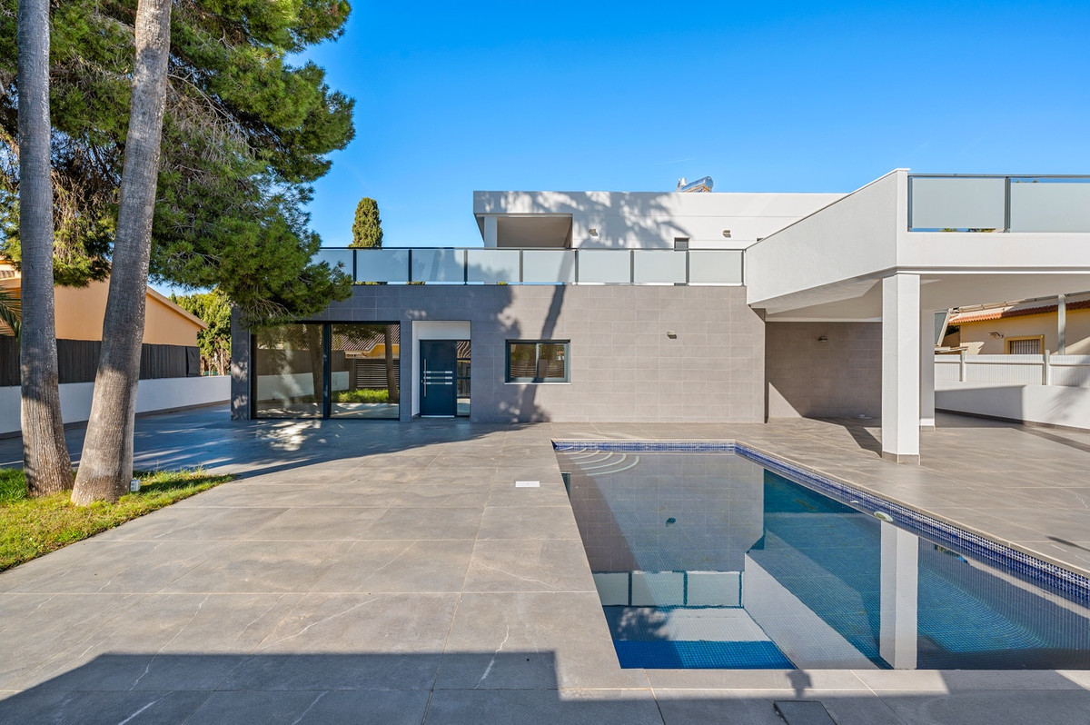 For sale - 4 Bedroom 3 Bathroom Modern Detached Villa in Cabo Roig - Campoamor  - Alicante