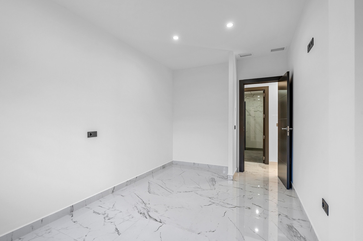 For sale - 4 Bedroom 3 Bathroom Modern Detached Villa in Cabo Roig - Campoamor  - Alicante