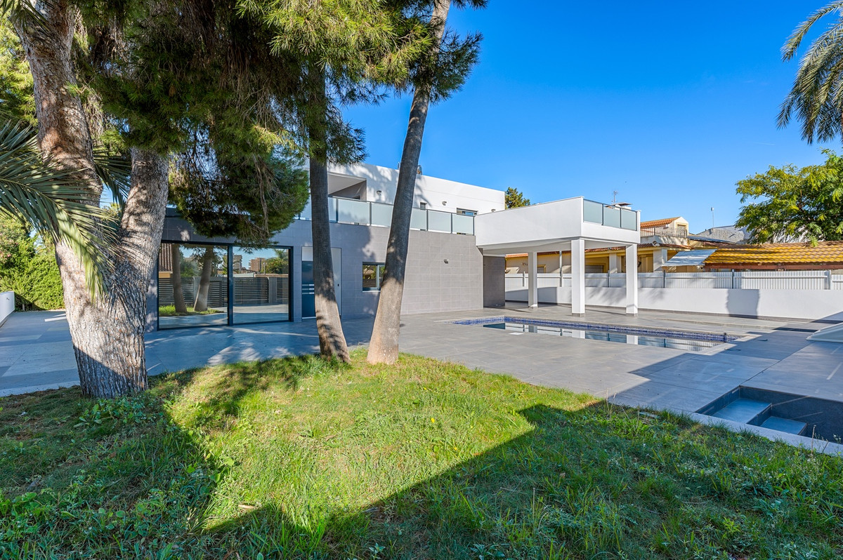 For sale - 4 Bedroom 3 Bathroom Modern Detached Villa in Cabo Roig - Campoamor  - Alicante