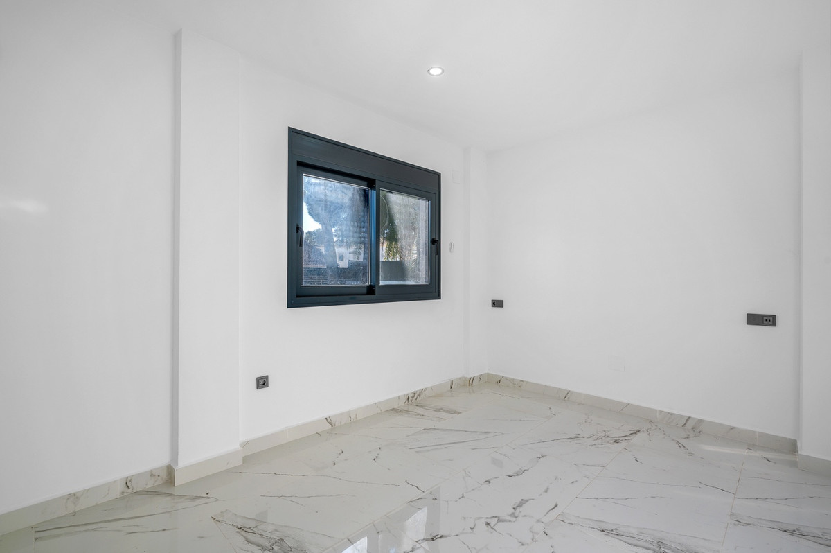 For sale - 4 Bedroom 3 Bathroom Modern Detached Villa in Cabo Roig - Campoamor  - Alicante