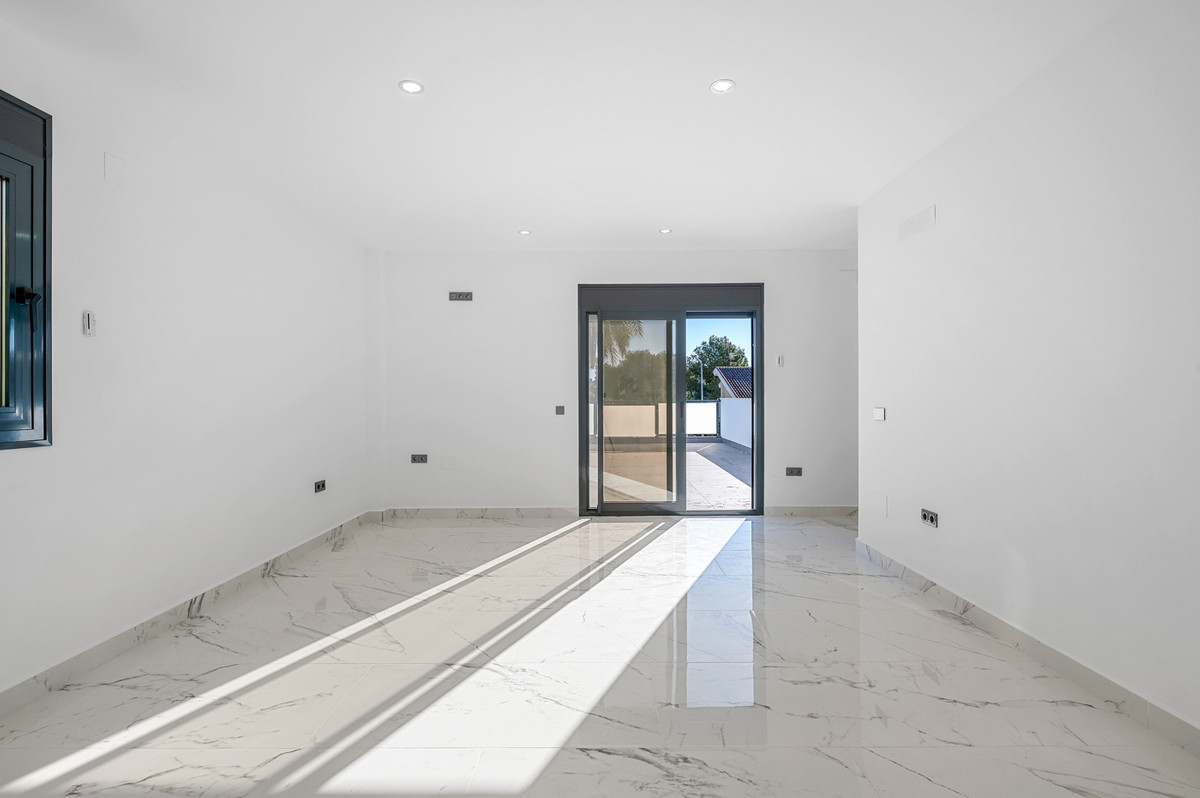 For sale - 4 Bedroom 3 Bathroom Modern Detached Villa in Cabo Roig - Campoamor  - Alicante