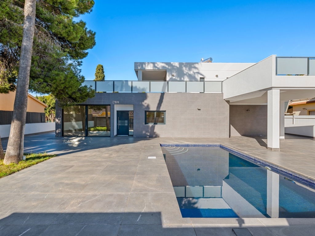 4 Bedroom 3 Bathroom House - Detached Villa in Orihuela