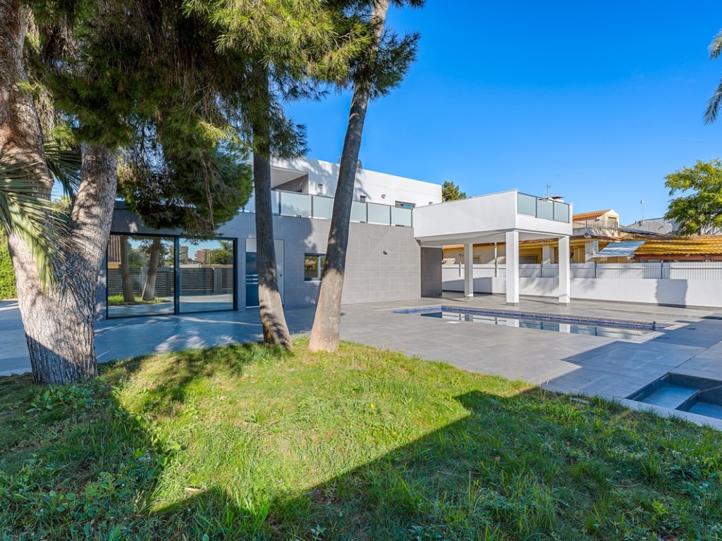 4 Bedroom 3 Bathroom Modern Detached Villa in Cabo Roig