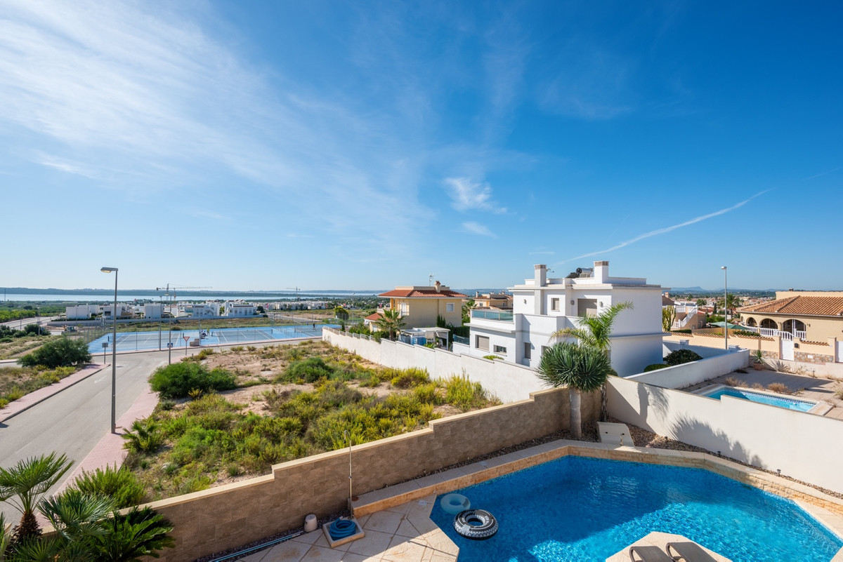 For sale - 4 Bedroom 2 Bathroom House - Detached Villa in Rojales - Ciudad Quesada  - Alicante