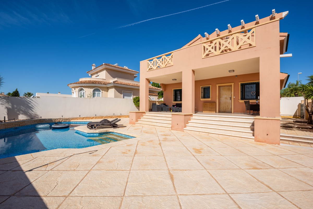 For sale - 4 Bedroom 2 Bathroom House - Detached Villa in Rojales - Ciudad Quesada  - Alicante