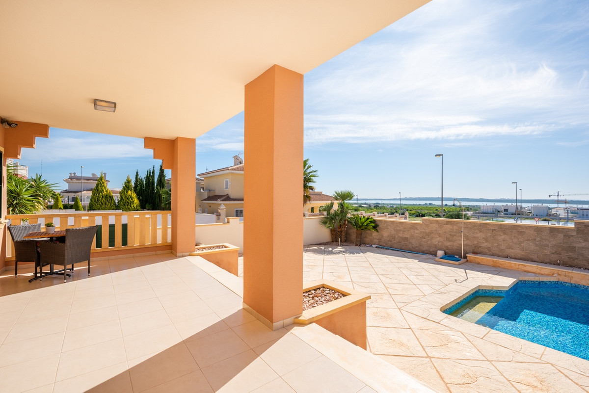 For sale - 4 Bedroom 2 Bathroom House - Detached Villa in Rojales - Ciudad Quesada  - Alicante