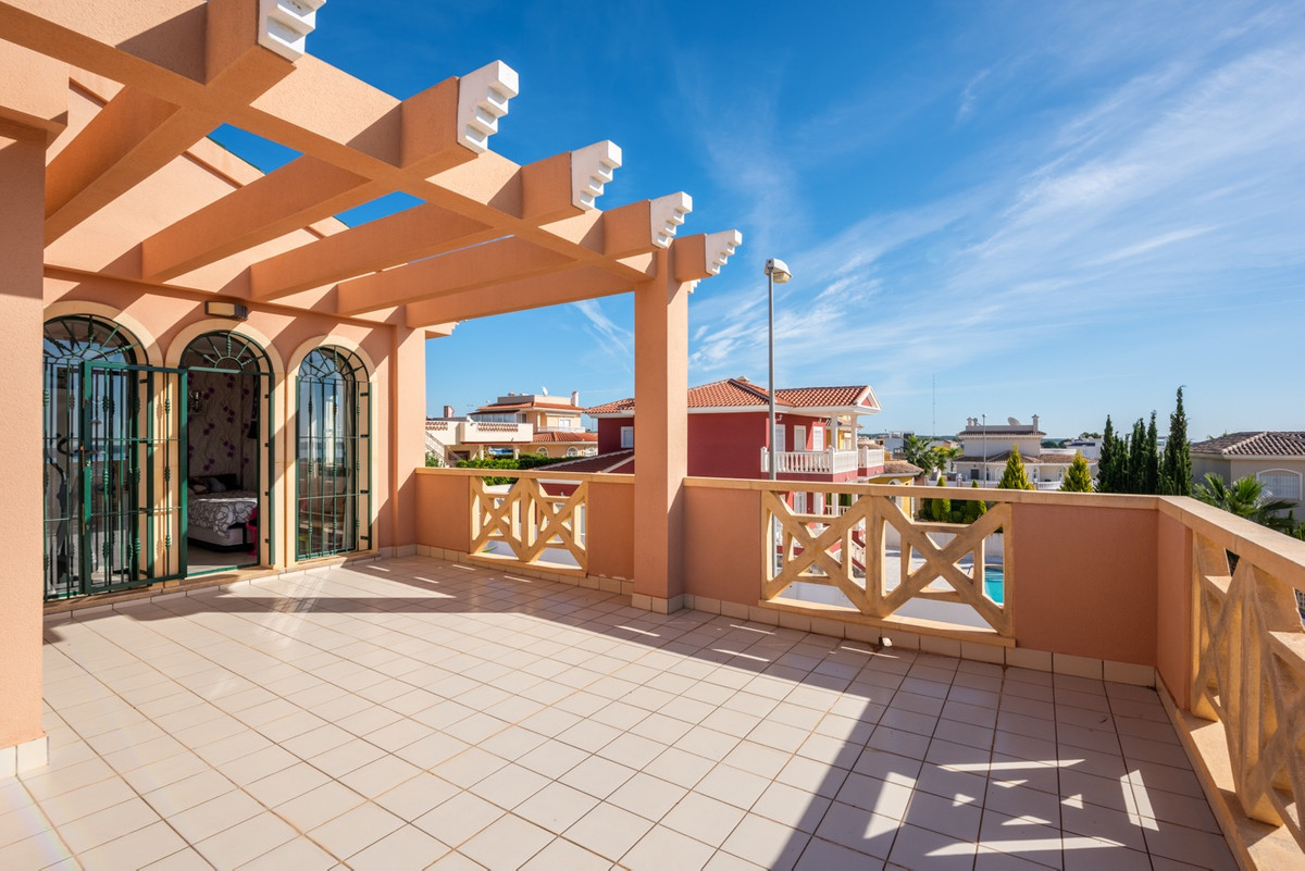 For sale - 4 Bedroom 2 Bathroom House - Detached Villa in Rojales - Ciudad Quesada  - Alicante