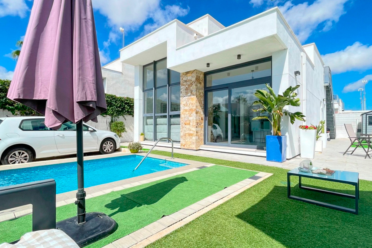 For sale - 2 Bedroom 2 Bathroom House - Detached Villa in Rojales - Rojales Centro  - Alicante