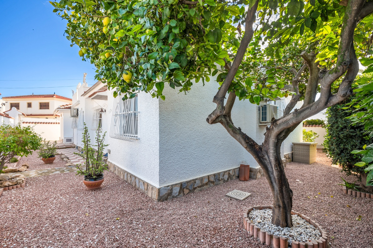 For sale - 3 Bedroom 2 Bathroom Detached Villa in Ciudad Quesada -  - Alicante