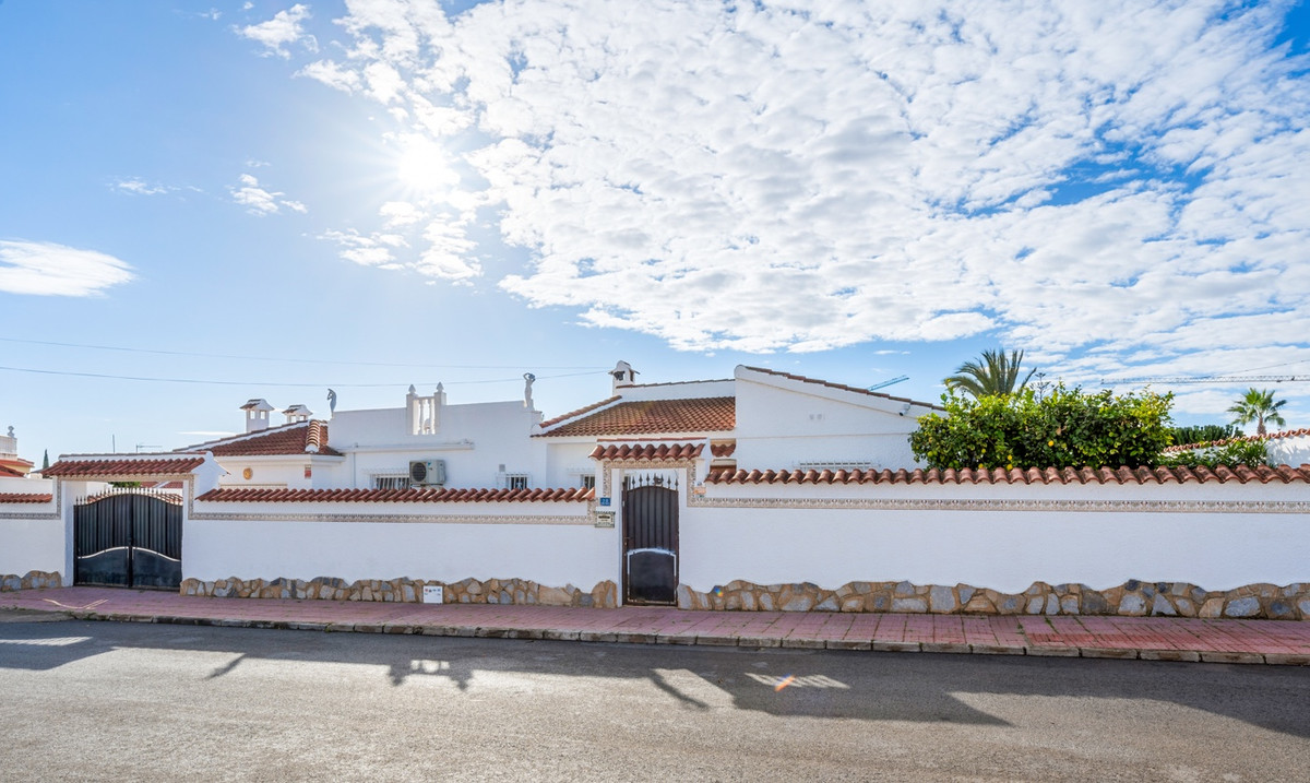 For sale - 3 Bedroom 2 Bathroom Detached Villa in Ciudad Quesada -  - Alicante