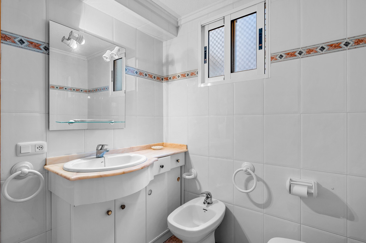 For sale - 3 Bedroom 2 Bathroom Apartment - Ground Floor Apartment in Torrevieja - Torrevieja Centro  - Alicante