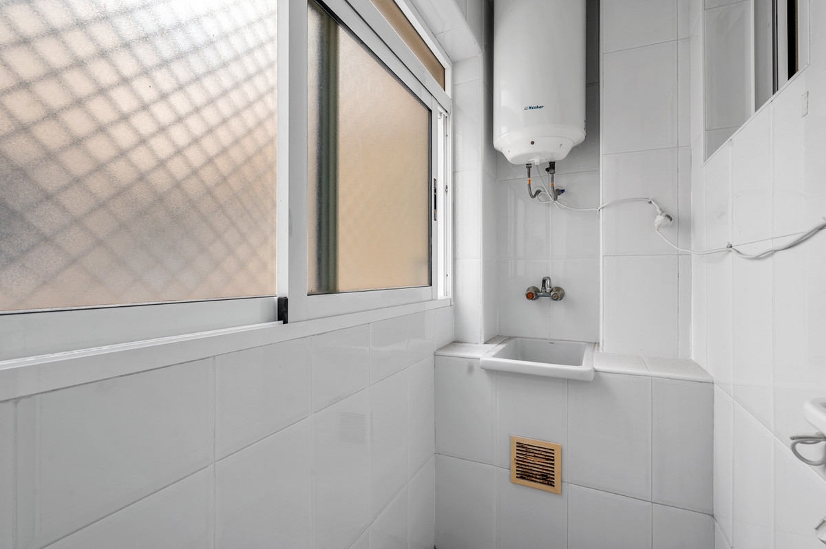 For sale - 3 Bedroom 2 Bathroom Apartment - Ground Floor Apartment in Torrevieja - Torrevieja Centro  - Alicante