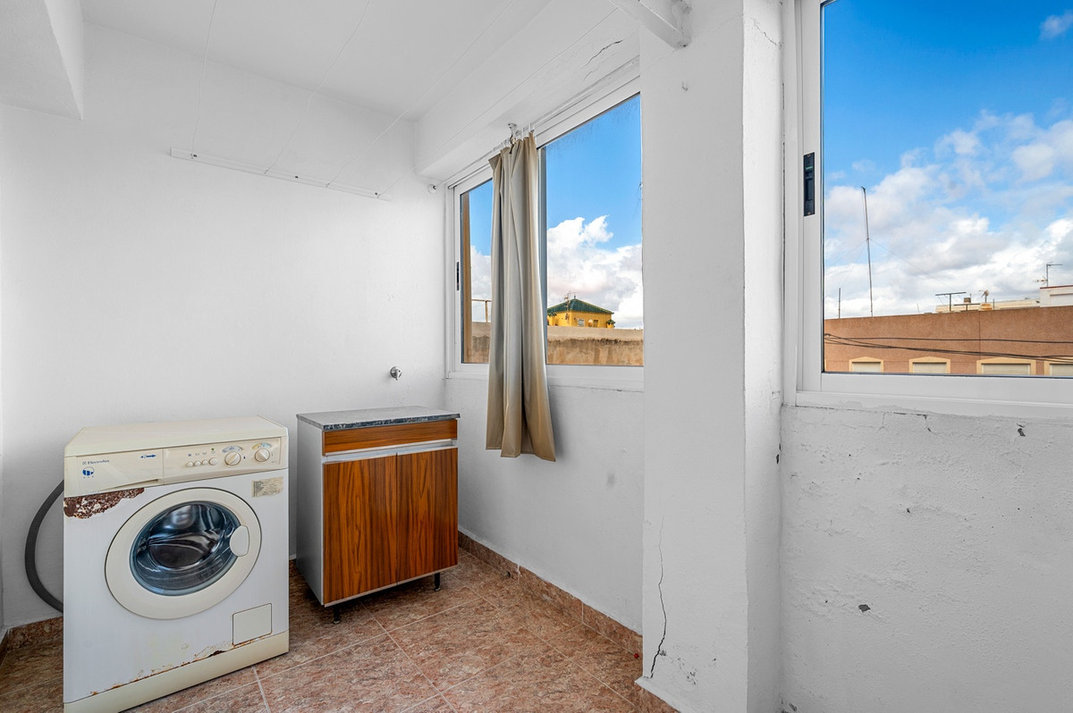 For sale - 3 Bedroom 2 Bathroom Apartment - Ground Floor Apartment in Torrevieja - Torrevieja Centro  - Alicante