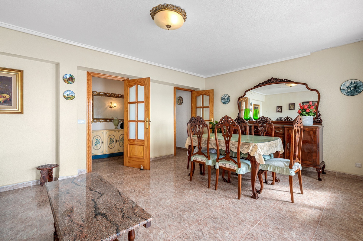 For sale - 3 Bedroom 2 Bathroom Apartment - Ground Floor Apartment in Torrevieja - Torrevieja Centro  - Alicante