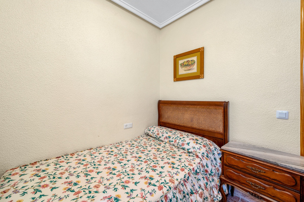 For sale - 3 Bedroom 2 Bathroom Apartment - Ground Floor Apartment in Torrevieja - Torrevieja Centro  - Alicante