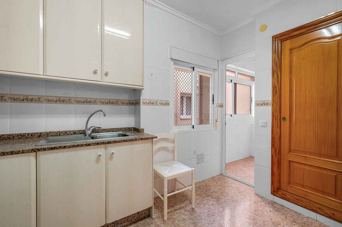 For sale - 3 Bedroom 2 Bathroom Apartment - Ground Floor Apartment in Torrevieja - Torrevieja Centro  - Alicante