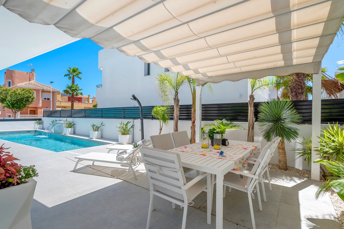 For sale - 4 Bedroom 3 Bathroom House - Detached Villa in Guardamar del Segura - Guardamar del Segura Centro  - Alicante