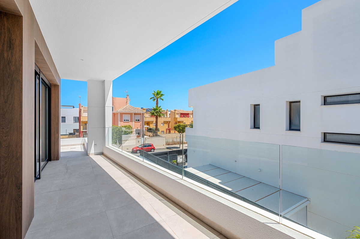 For sale - 4 Bedroom 3 Bathroom House - Detached Villa in Guardamar del Segura - Guardamar del Segura Centro  - Alicante
