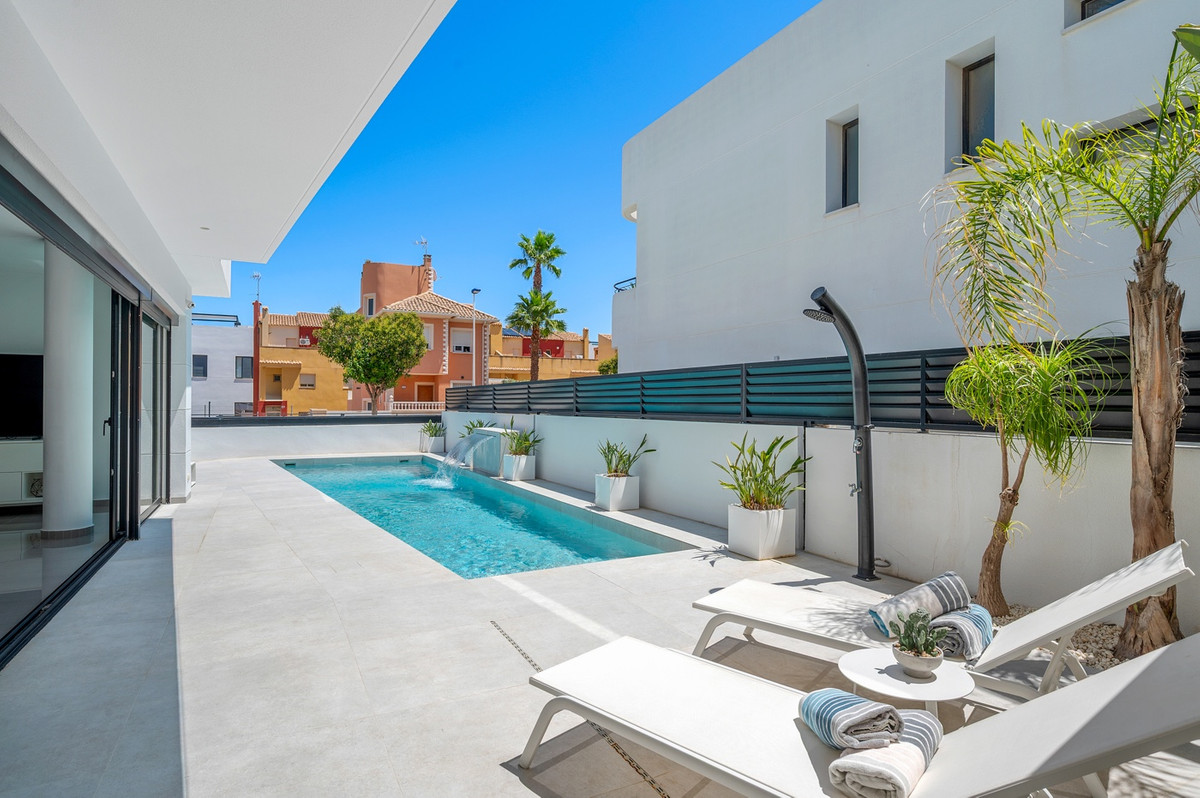 For sale - 4 Bedroom 3 Bathroom House - Detached Villa in Guardamar del Segura - Guardamar del Segura Centro  - Alicante