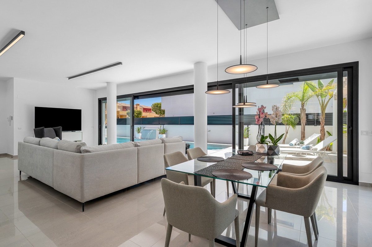For sale - 4 Bedroom 3 Bathroom House - Detached Villa in Guardamar del Segura - Guardamar del Segura Centro  - Alicante