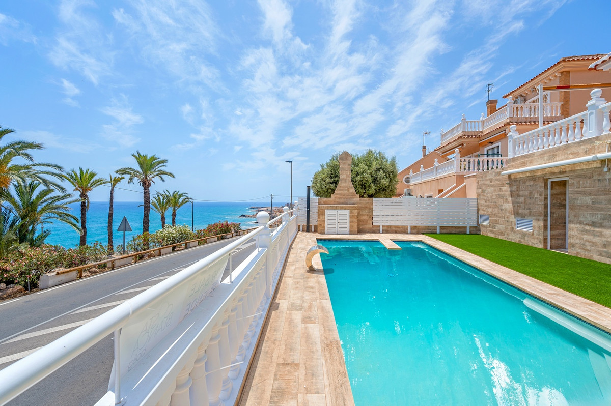 For sale - 4 Bedroom 3 Bathroom House - Detached Villa in Torrevieja - Torrevieja Centro  - Alicante