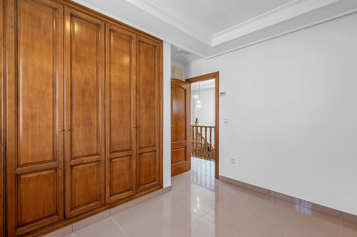 For sale - 4 Bedroom 3 Bathroom House - Detached Villa in Torrevieja - Torrevieja Centro  - Alicante