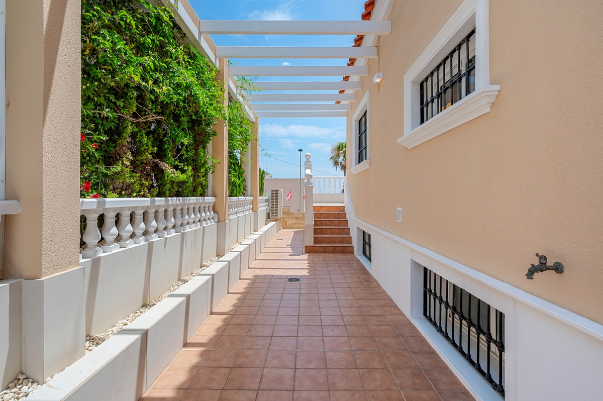 For sale - 4 Bedroom 3 Bathroom House - Detached Villa in Torrevieja - Torrevieja Centro  - Alicante