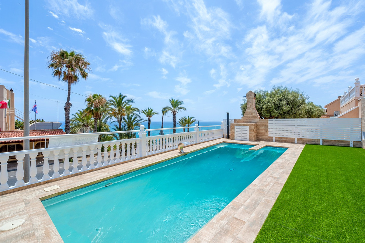 For sale - 4 Bedroom 3 Bathroom House - Detached Villa in Torrevieja - Torrevieja Centro  - Alicante