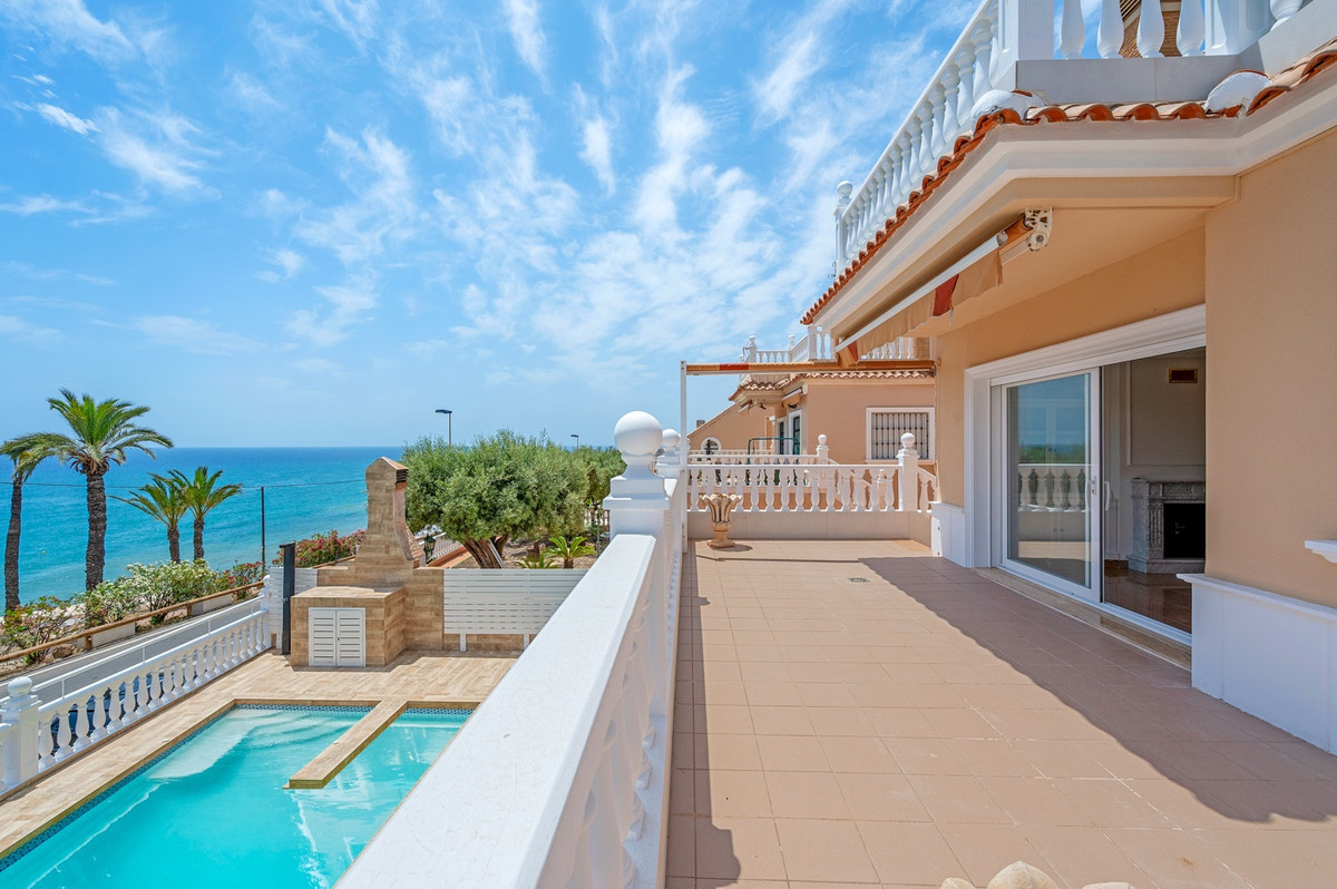 For sale - 4 Bedroom 3 Bathroom House - Detached Villa in Torrevieja - Torrevieja Centro  - Alicante