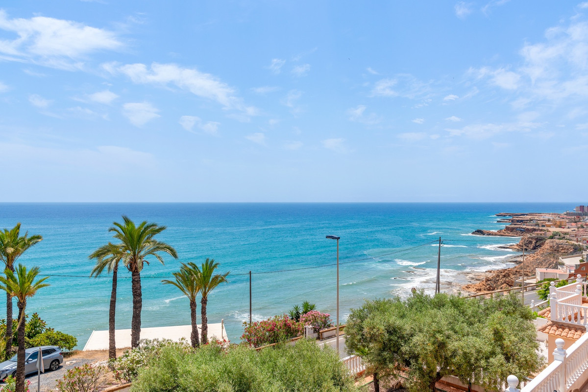 For sale - 4 Bedroom 3 Bathroom House - Detached Villa in Torrevieja - Torrevieja Centro  - Alicante